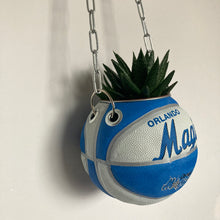 Charger l&#39;image dans la galerie, decoration-ballon-de-basket-transforme-en-pot-de-fleur-magic-basketball-planter
