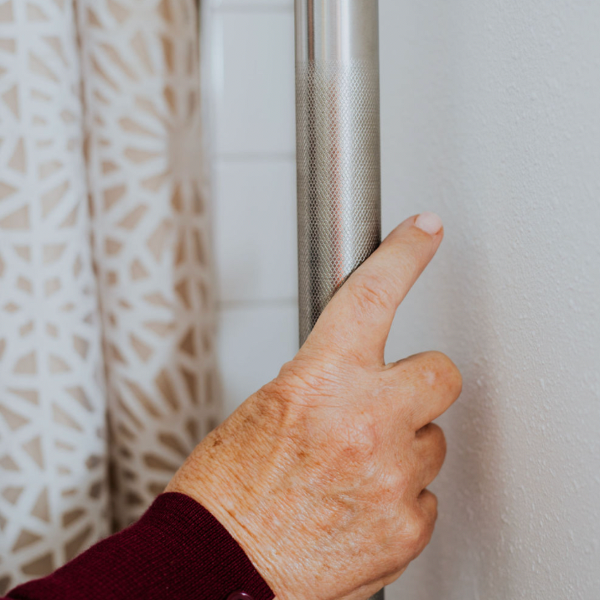 Easy Mount Tub Rail with 15 Grip Handle