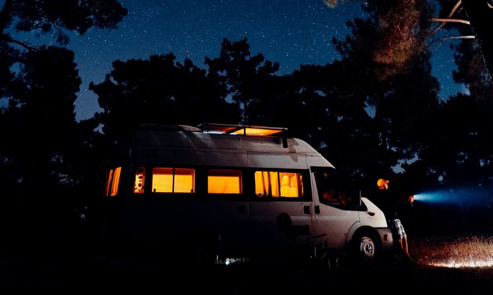 camper illuminato notte libera