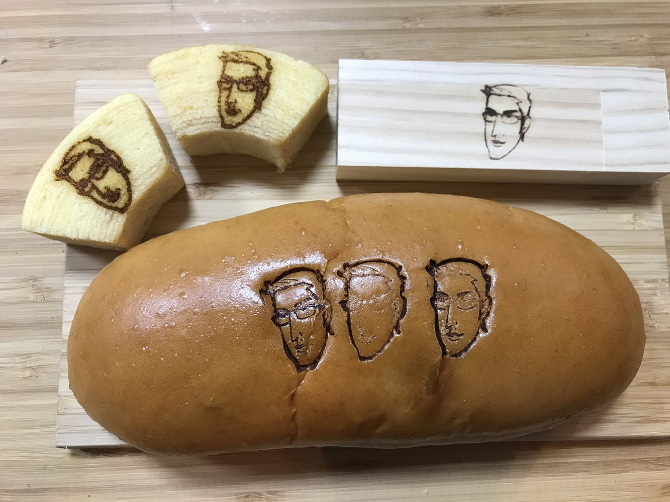 バームクーヘンとパンに焼印を押している画像