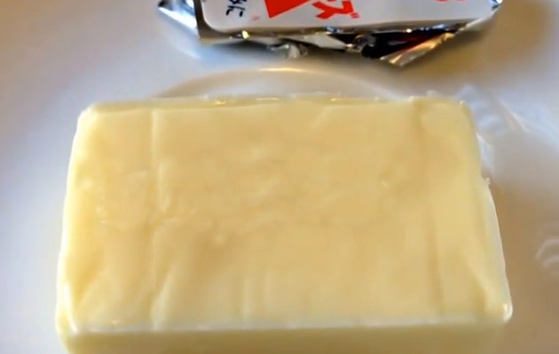 チーズに活字で焼印を入れてみました。