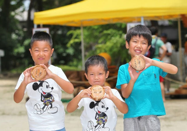 焼印体験イベントの記念撮影の画像