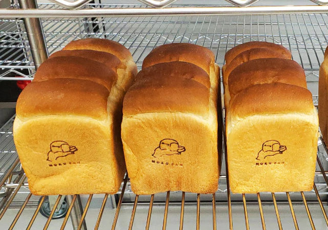 パンにロゴの焼印加工をしている画像