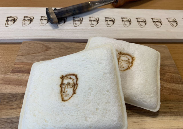 オリジナル焼印でパンに焼印している画像