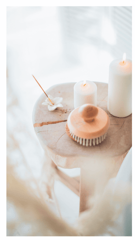 Altar con velas, incienso y piedras energéticas