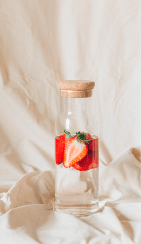 Botella de agua con fresas