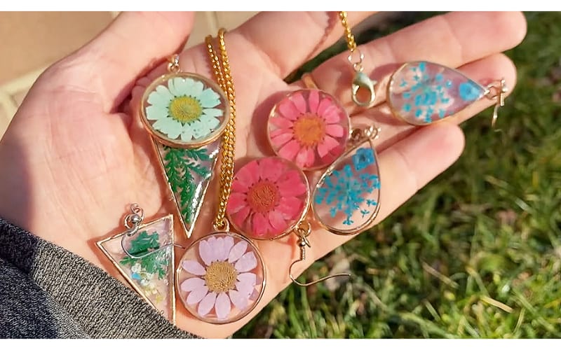 necklace and earrings made with epoxy resin and dried flowers