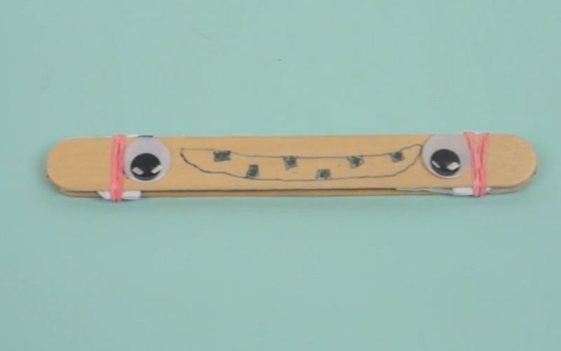 DIY harmonica made with rubber bands and popsicle sticks