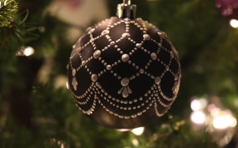 Lattice dot design on a Christmas ball