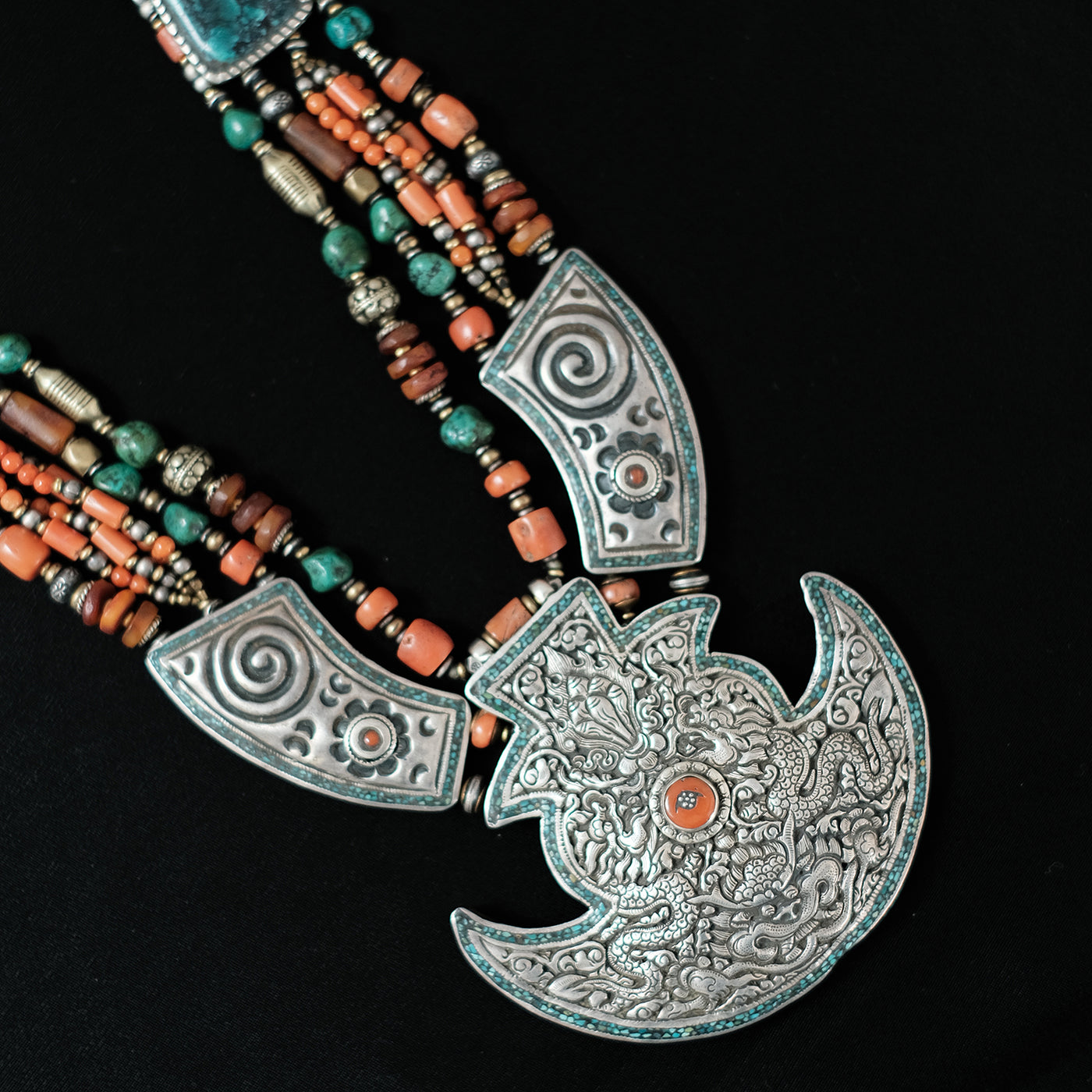 oasis motivo Aliviar Tibetan necklace with dragons. – Lula Máiz