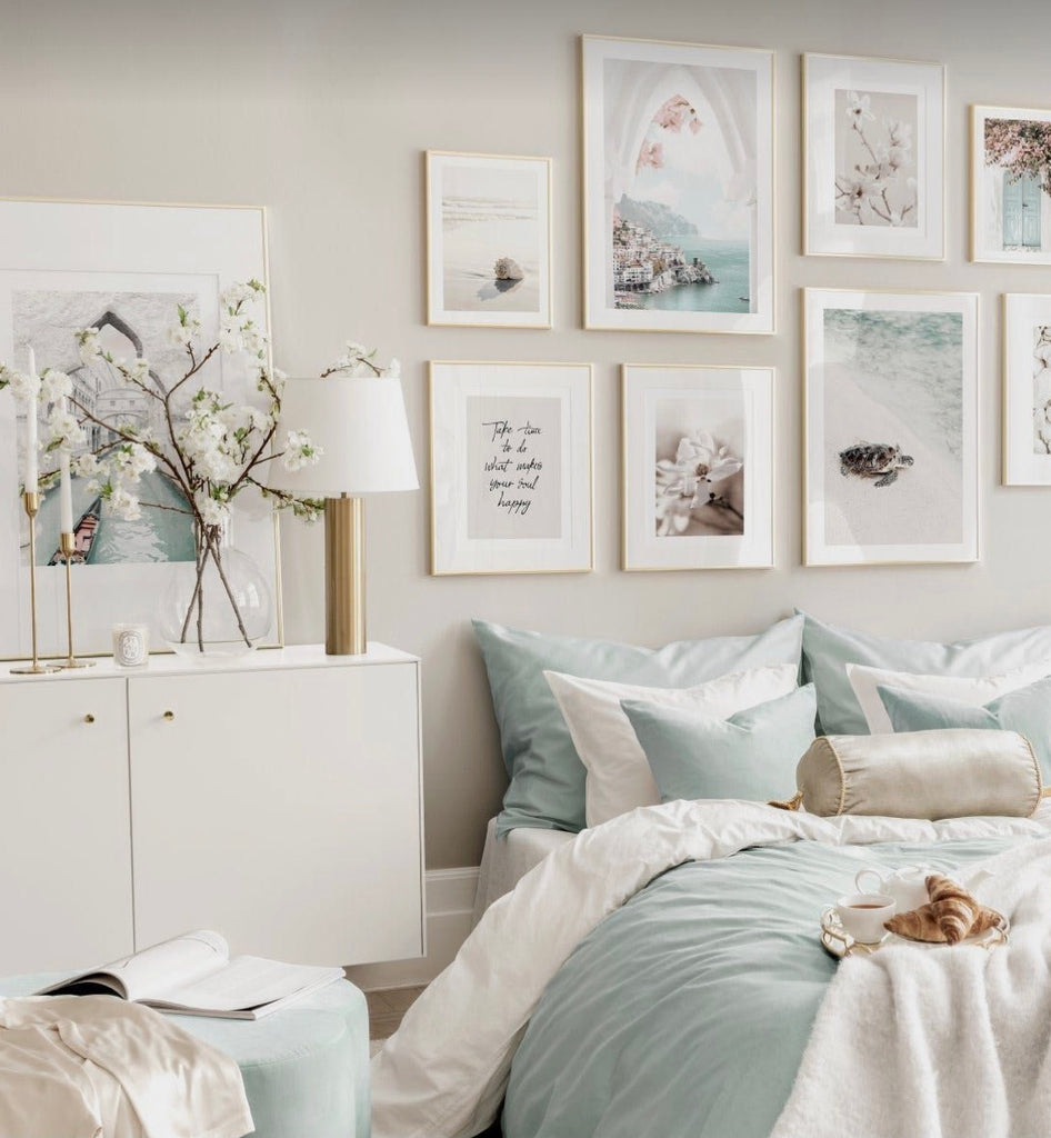Chambre à coucher calme et apaisante. Teintes claires et bleu pâle.