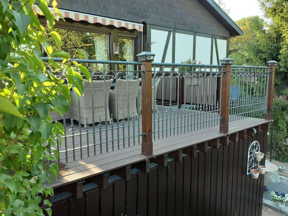 Garde-corps de balcon ELEO Lucca en fer forgé sur une maison à colombages