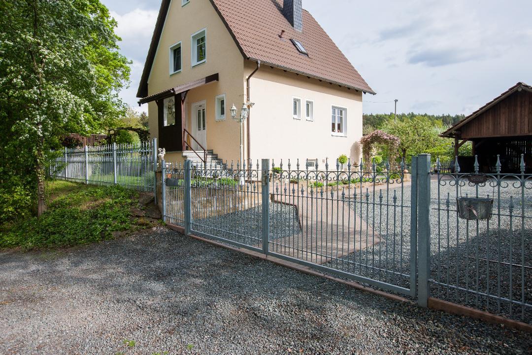 ELEO Zaun Lugano, feuerverzinkt, als Grundstücksabgrenzung auf Hof