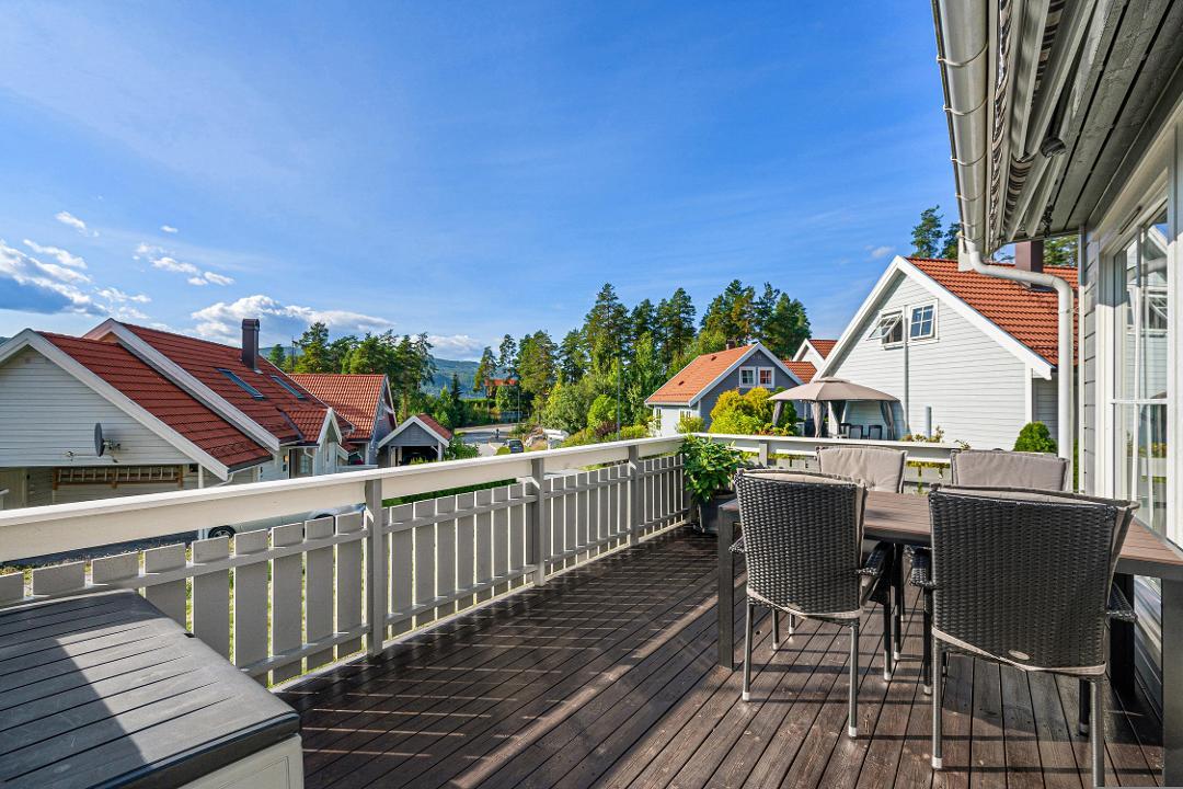 Großer, sonniger Balkon mit Kunststoffgeländer als Beispiel für verschiedene Geländer-Arten