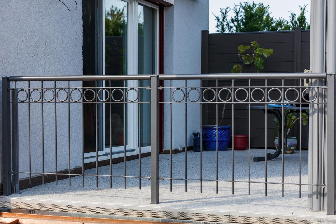 Kleiner Balkon mit ELEO Geländer Belluno, pulverbeschichtet, anthrazit