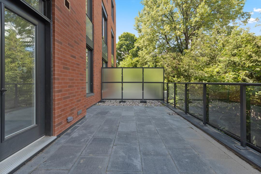 Glasgeländer an modernem Haus als Beispiel für verschiedene Geländer-Arten