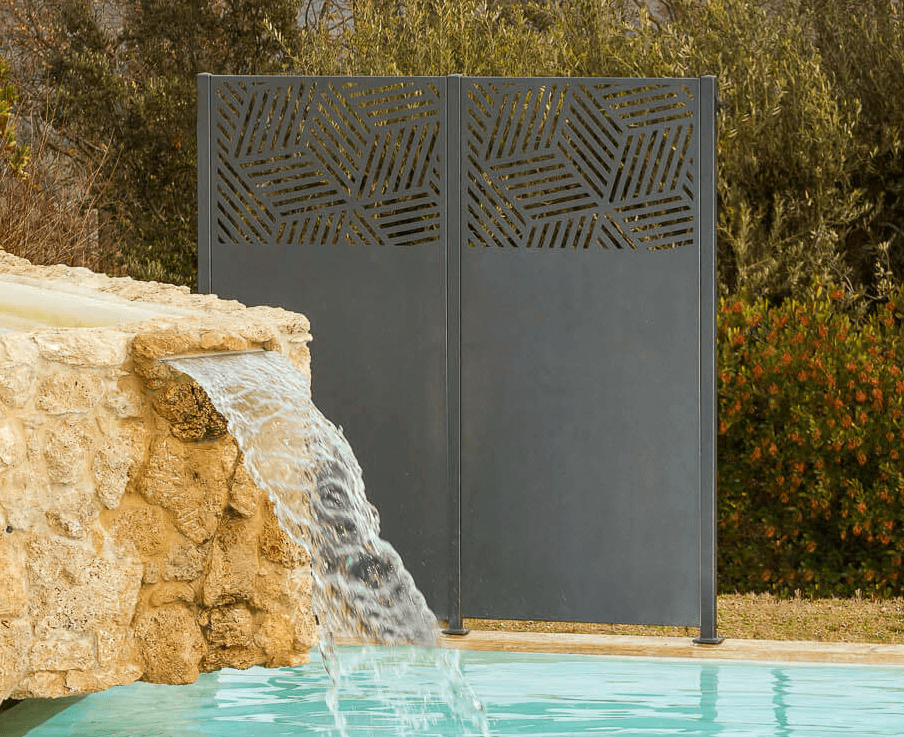 Brise-vue en métal Rienza ELEO, thermolaquage anthracite, devant une piscine