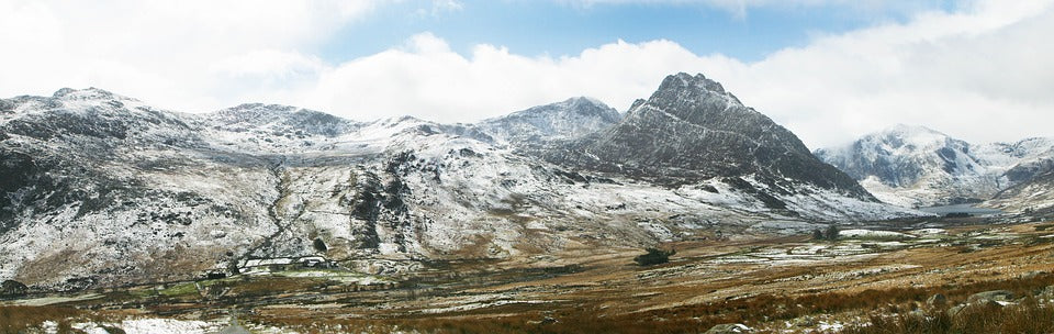 A panoramic shot of snow over the Tryfan mountain in Wales