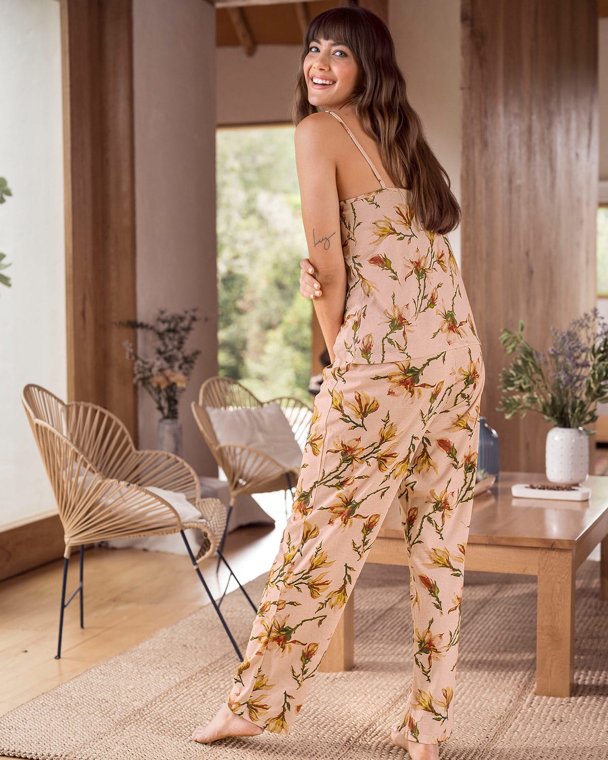 Pantalón largo de pijama estampado elaborado en algodón#color_145-estampado-flores