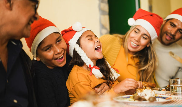 Familia celebrando las fiestas, niños riendo felices junto a sus padres y familiares