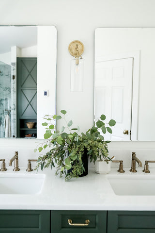 details and design used fresh greenery in this bathroom