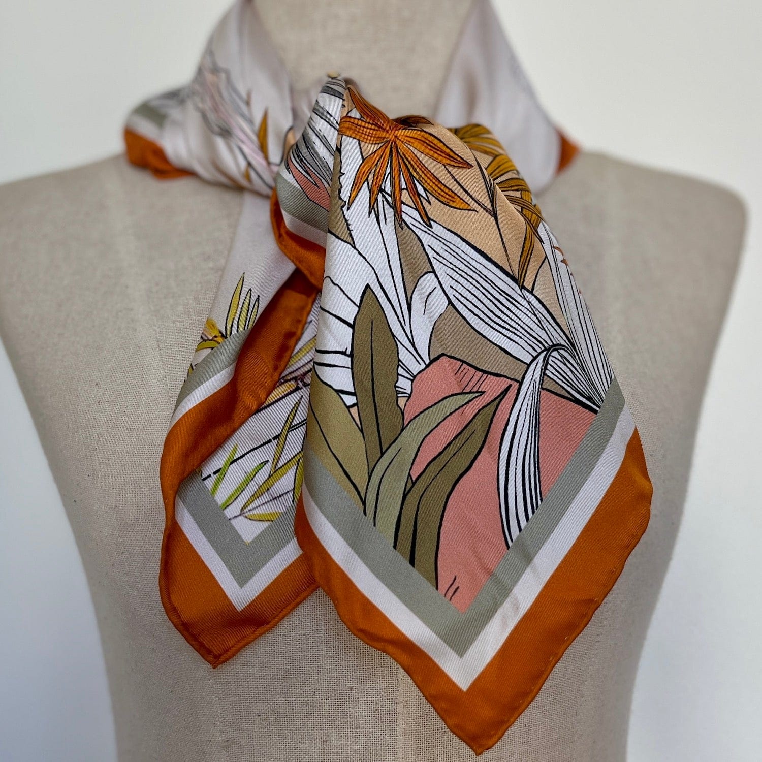 Foulard soie.jpg__PID:4969a47b-38e6-458c-b02d-cda45fa9a410