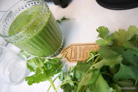 Koriander-Möhrengründ-Mango-Birne-Ingwer-Smoothie-im-Glas-Schildchen