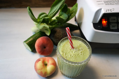 Pak-Choi-Pfirsich-Gurke-Avocado mit Mixer