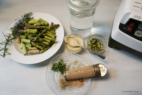 Spargelsuppe-Zutaten-Spargel-Reibe-Gewürze-Wasser-Mixer-weißer-Tisch