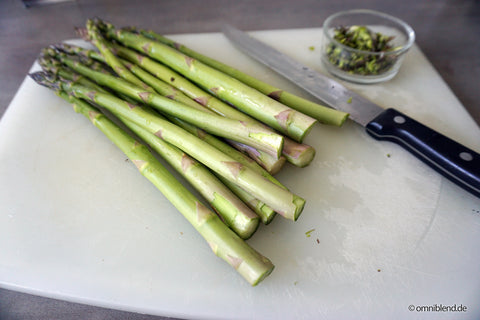 grüner-Spargel-Brettchen-Messer