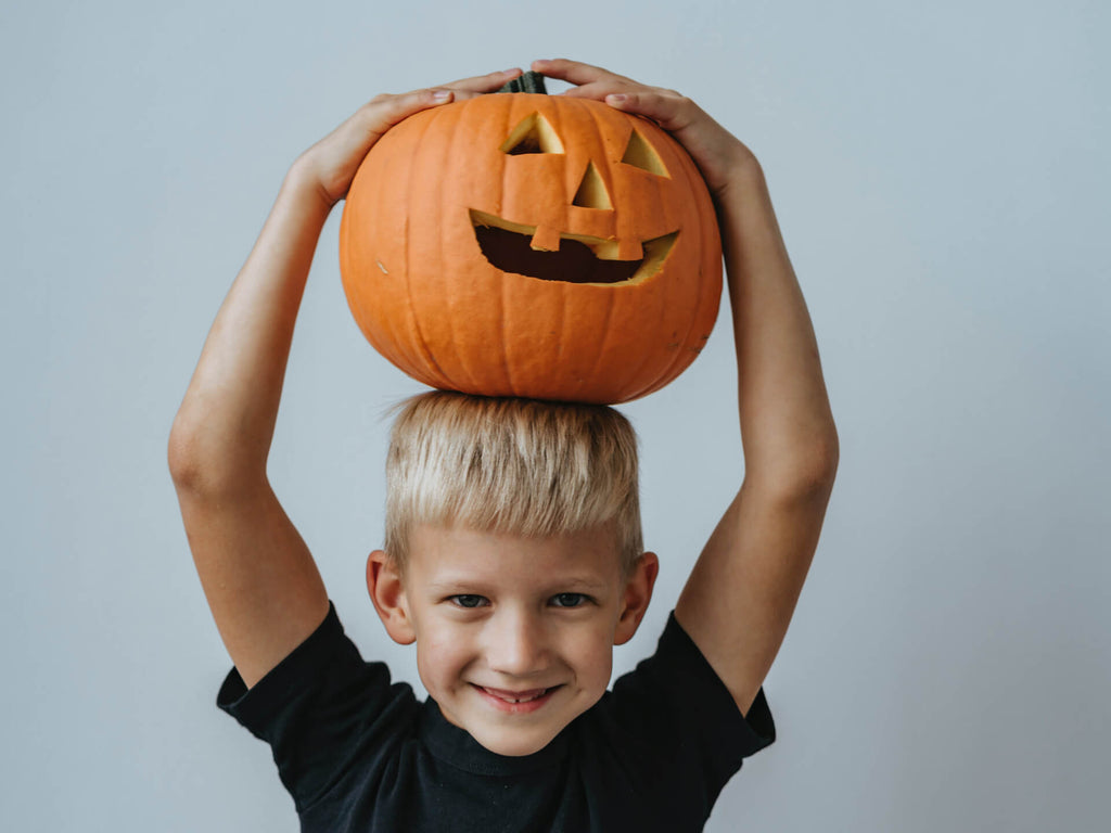 Kürbisschnitzen einer der besten Halloween-Aktivitäten mit Kindern