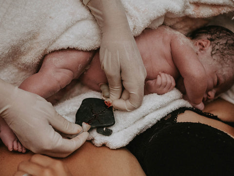 cutting umbilical chord with pounamu