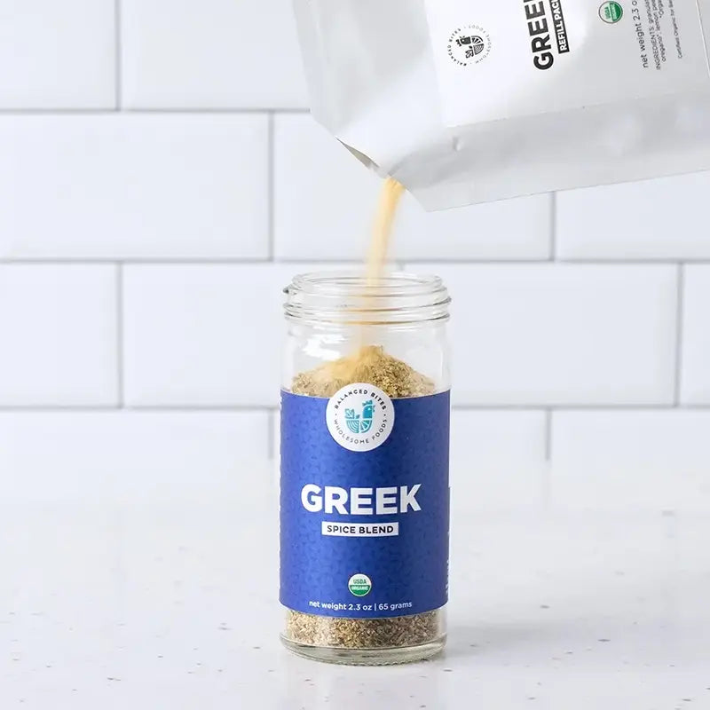 https://cdn.shopify.com/s/files/1/0548/8695/7256/products/BALANCED-BITES-GREEK-SPICE-BLEND-REFILL-pour.webp?v=1656717093