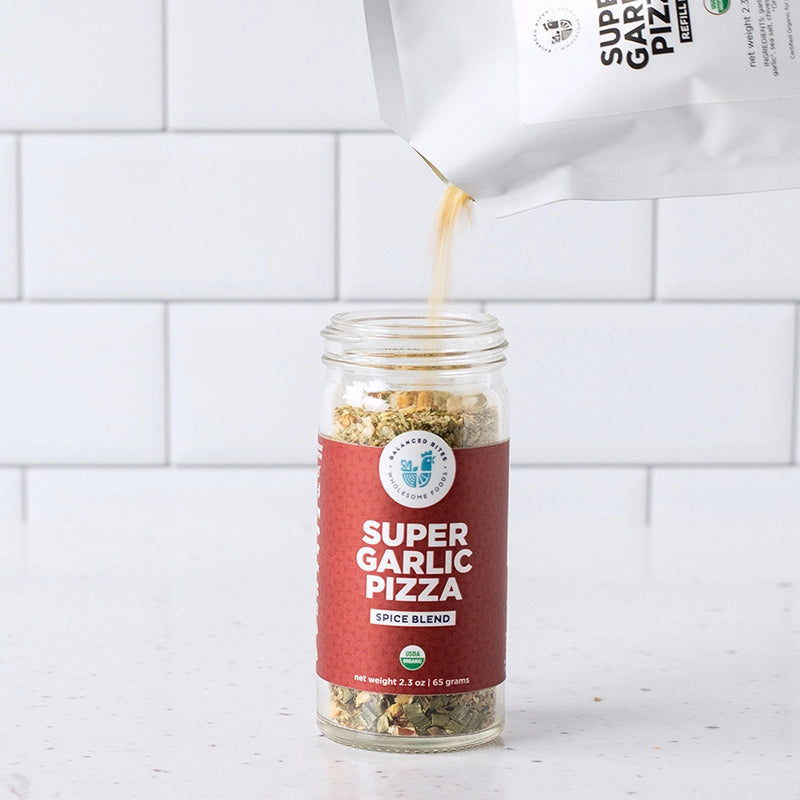 https://cdn.shopify.com/s/files/1/0548/8695/7256/products/BALANCED-BITES-SUPER-GARLIC-PIZZA-SPICE-BLEND-REFILL-pour.webp?v=1657293103