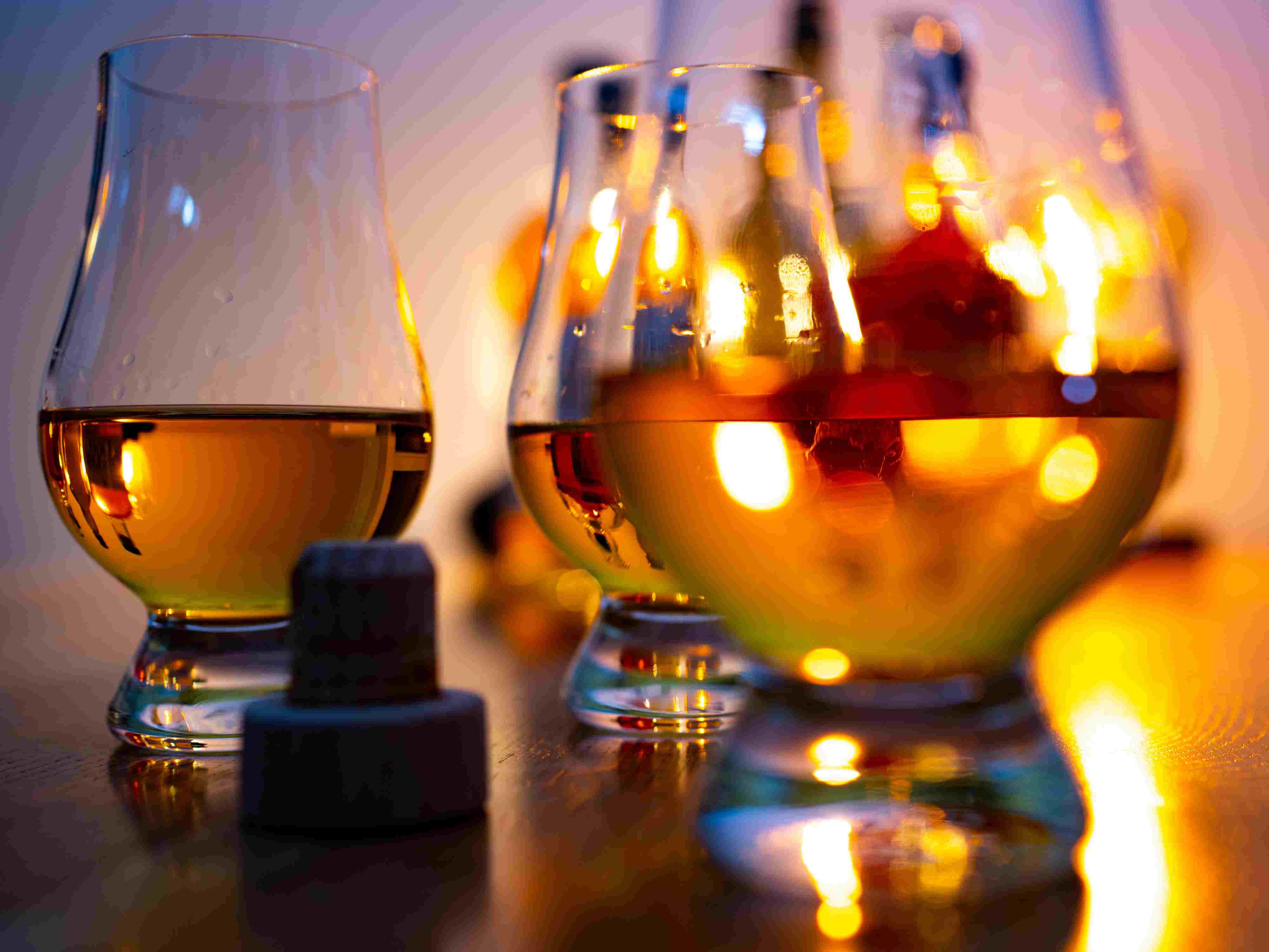 Die Kunst des Whiskygenusses ist eine Reise durch die Sinne, und das richtige Glas fungiert als das Fenster zu diesem Erlebnis.