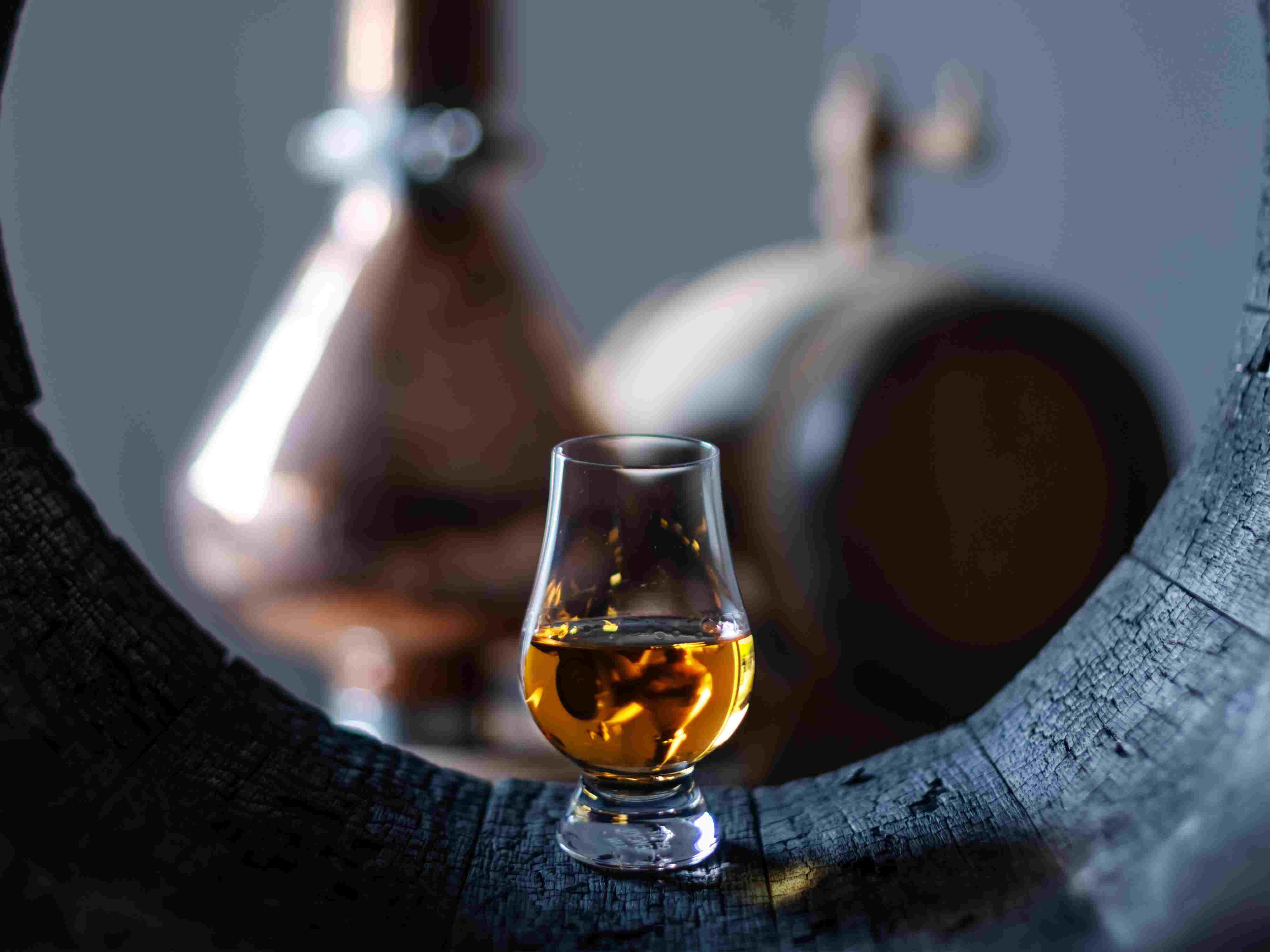 Die Wahl des richtigen Whiskyglases ist von großer Bedeutung, da verschiedene Gläser unterschiedliche Eigenschaften besitzen, die den Geschmack und das Aroma des Whiskys beeinflussen.