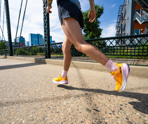 在調整跑姿初期，建議先由低落差的跑鞋開始，交替訓練，讓身體的肌肉逐漸適應，習慣後才進一步換上零足跟差的跑鞋，自然就會更輕鬆過渡！