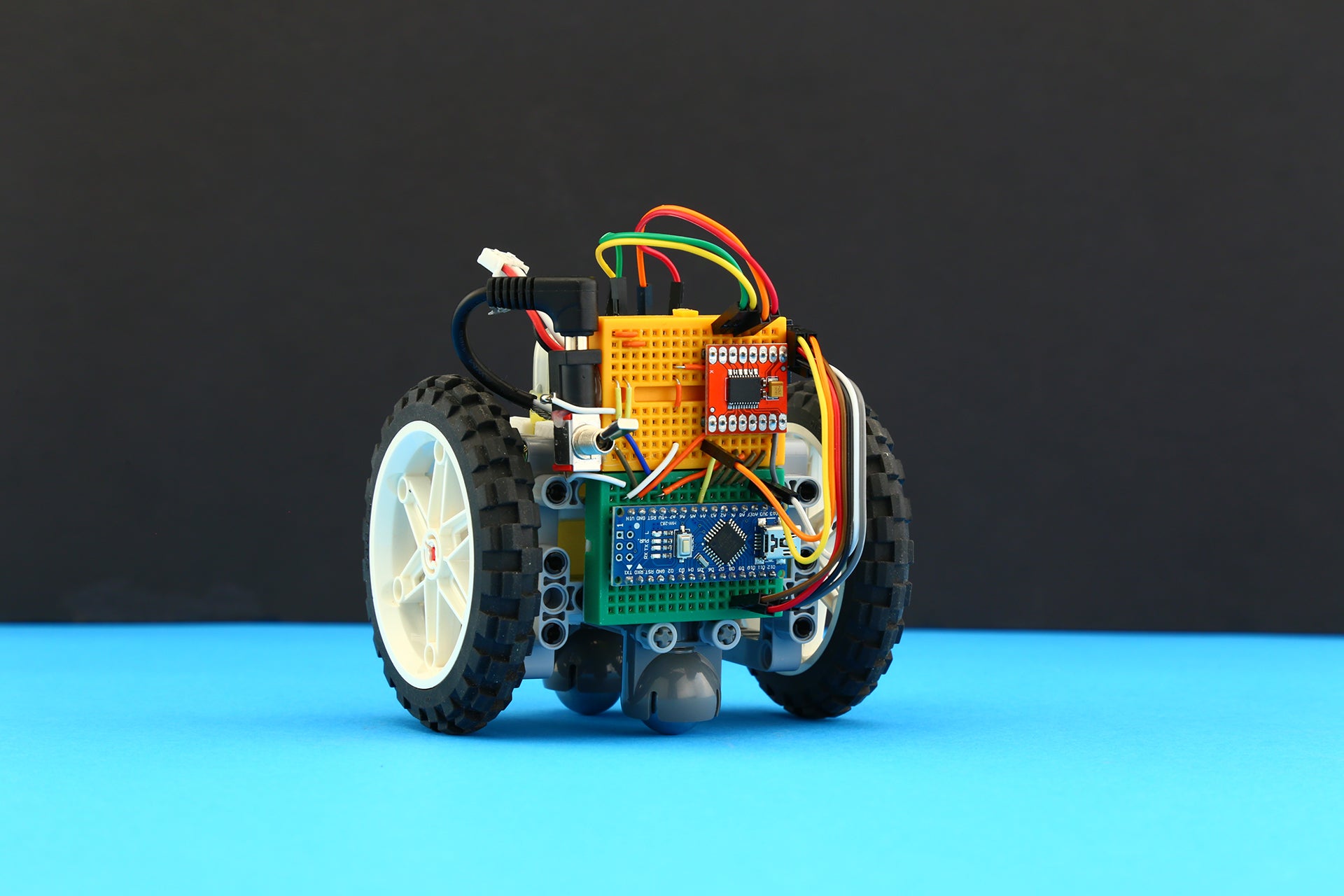 LEGO®-compatible Tangible Coding Robot