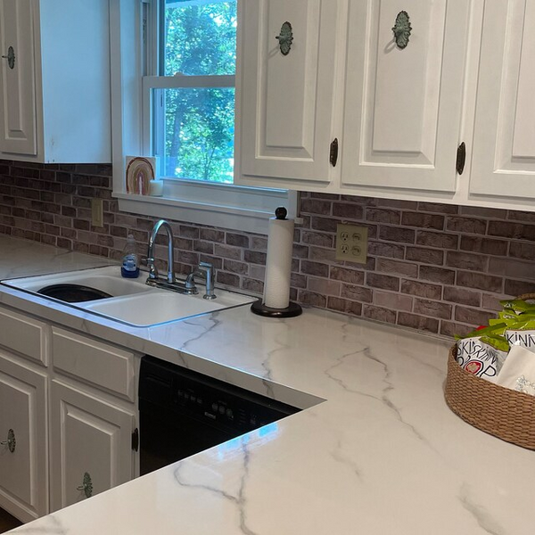 Braun-graue 3D-Backsplash-Fliesen aus Ziegelsteinen zum Abziehen und Aufkleben für die Wanddekoration in der Küche