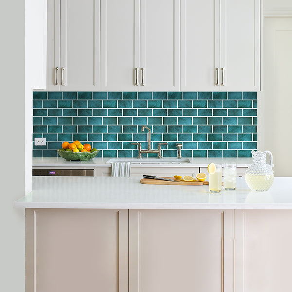 Grifo de cocina de color dorado con fregadero sobre una encimera de mármol  espacio de trabajo cómodo y hermoso diseño interior de cocina moderno