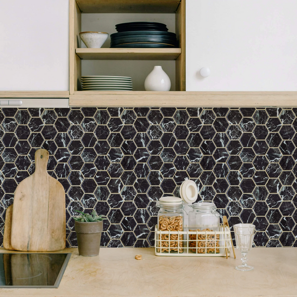 Sechseckige Backsplash-Fliese aus schwarzem Marmor zum Abziehen und Aufkleben