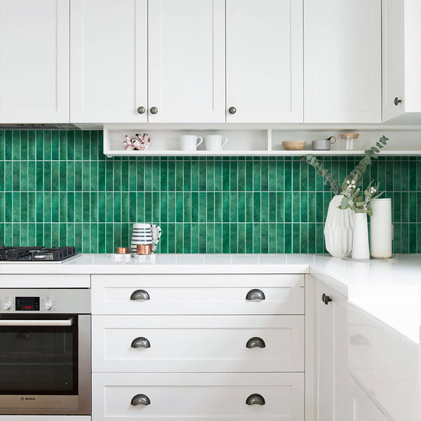 Grüne Fliesen zum Abziehen und Aufkleben für die Küchenrückwand