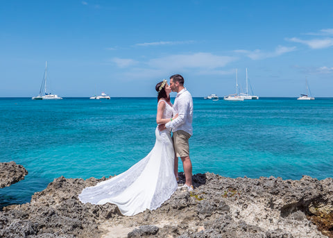 Mariage avec vue sur la mer des Caraïbes avec un Tour d'oreille Orparima de la collection Swarovski, modèle Cristal Diamond.