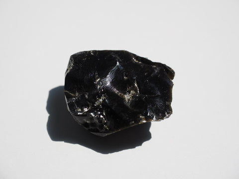 La pierre Obsidienne et l'une des pierres semi précieuses qui constitue le tour d'oreille Orparima "Protection" de la collection Energie.