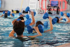 Wassergymnastik als Training vor einer Wandertour