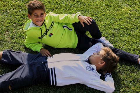 foto di bambini vestiti Aeronautica Militare