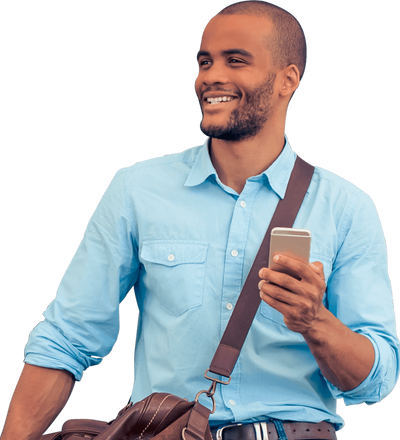 Homem sorrindo, vestindo Fábrica Camisaria