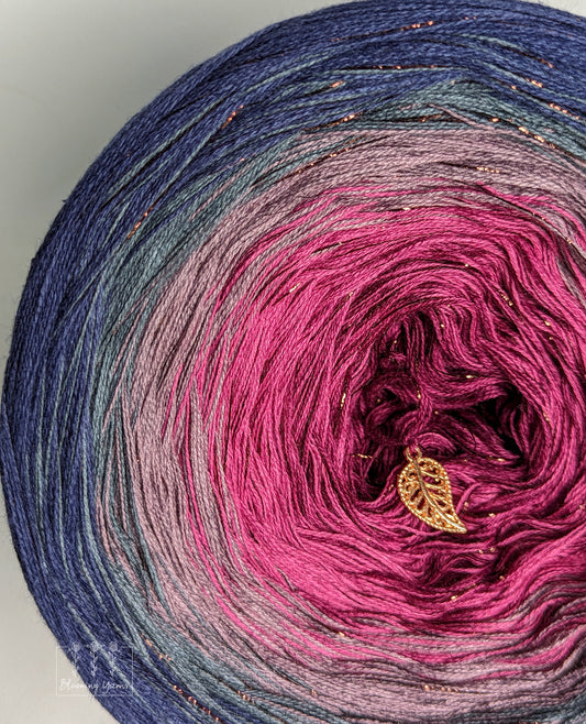 Gradient yarn cake, colour combination M019 – Blooming Yarns by KW
