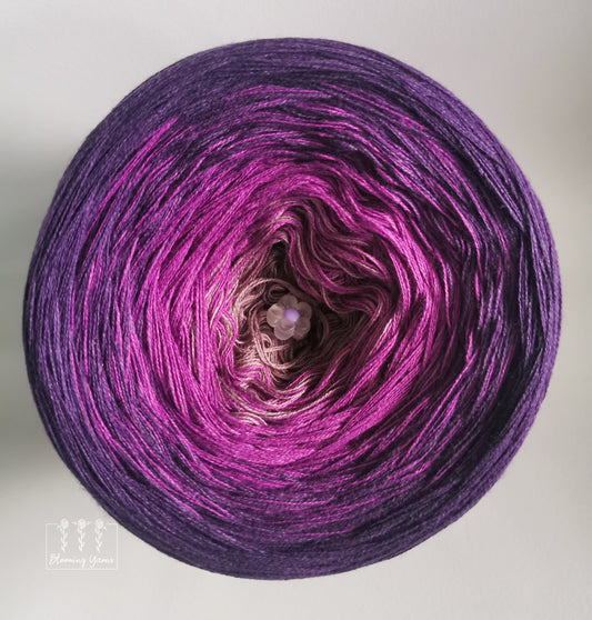 Gradient yarn cake, colour combination CM137 – Blooming Yarns by KW