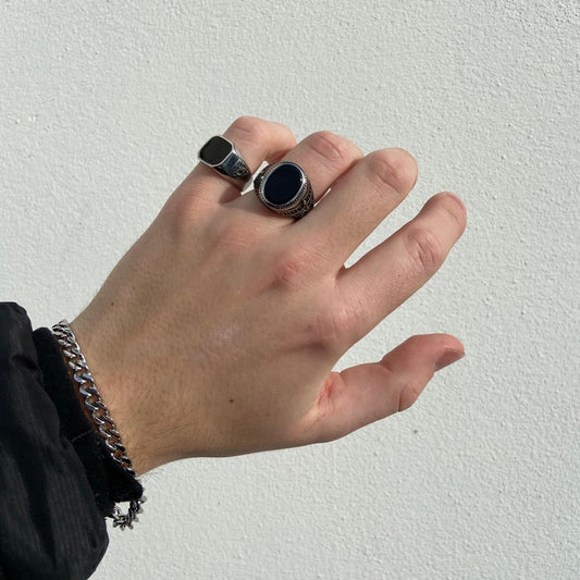 BLACK SQUARE CUT RING